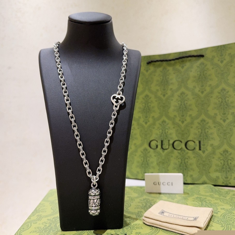 G*u*i necklaces